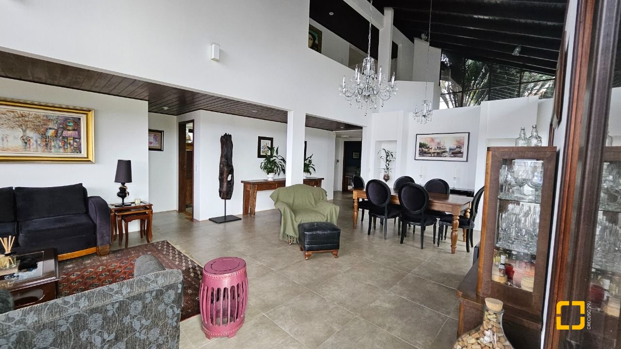 Casa com 269m², 8 quartos (sendo 4 suítes), 4 garagens, no bairro Centro em Florianópolis