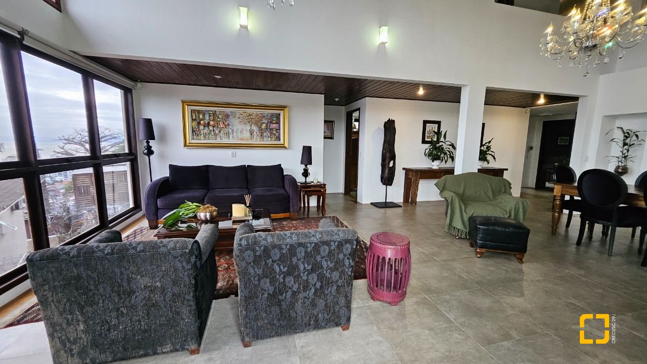 Casa com 269m², 8 quartos (sendo 4 suítes), 4 garagens, no bairro Centro em Florianópolis
