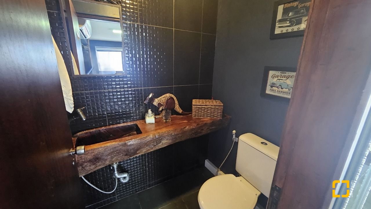 Casa com 269m², 8 quartos (sendo 4 suítes), 4 garagens, no bairro Centro em Florianópolis