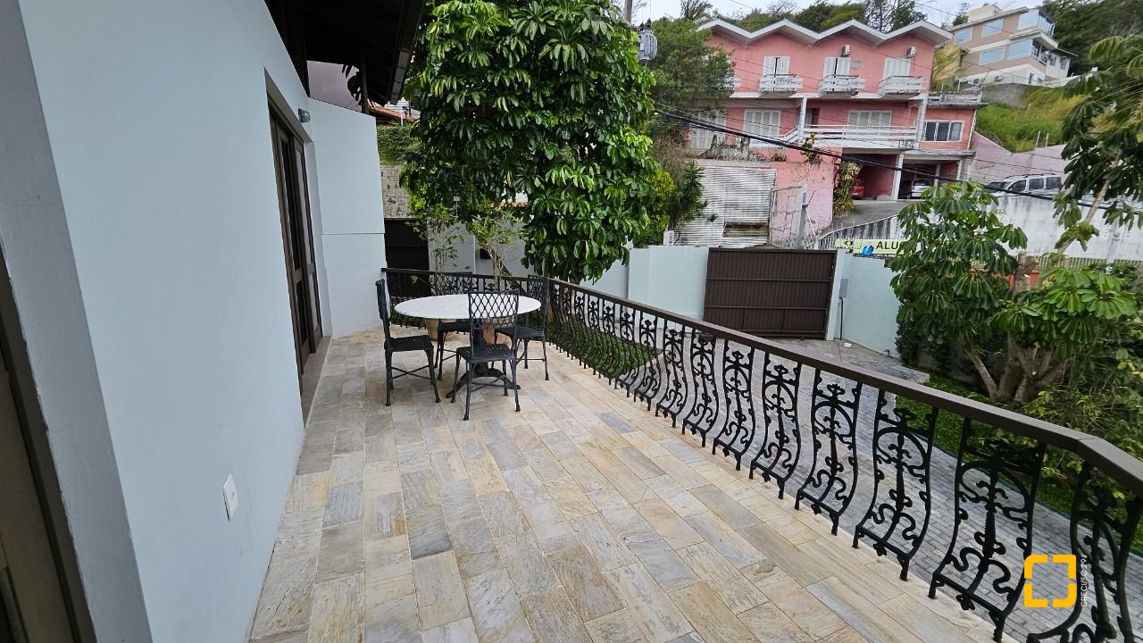 Casa com 269m², 8 quartos (sendo 4 suítes), 4 garagens, no bairro Centro em Florianópolis