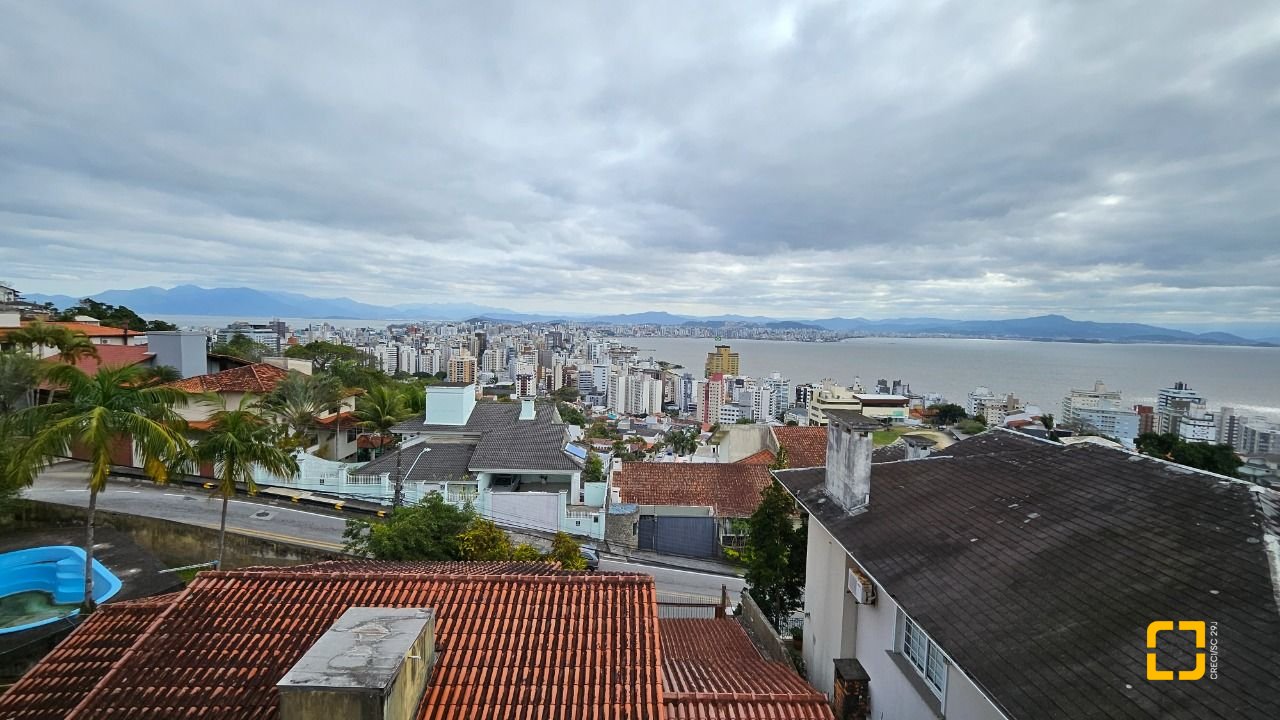Casa com 269m², 8 quartos (sendo 4 suítes), 4 garagens, no bairro Centro em Florianópolis
