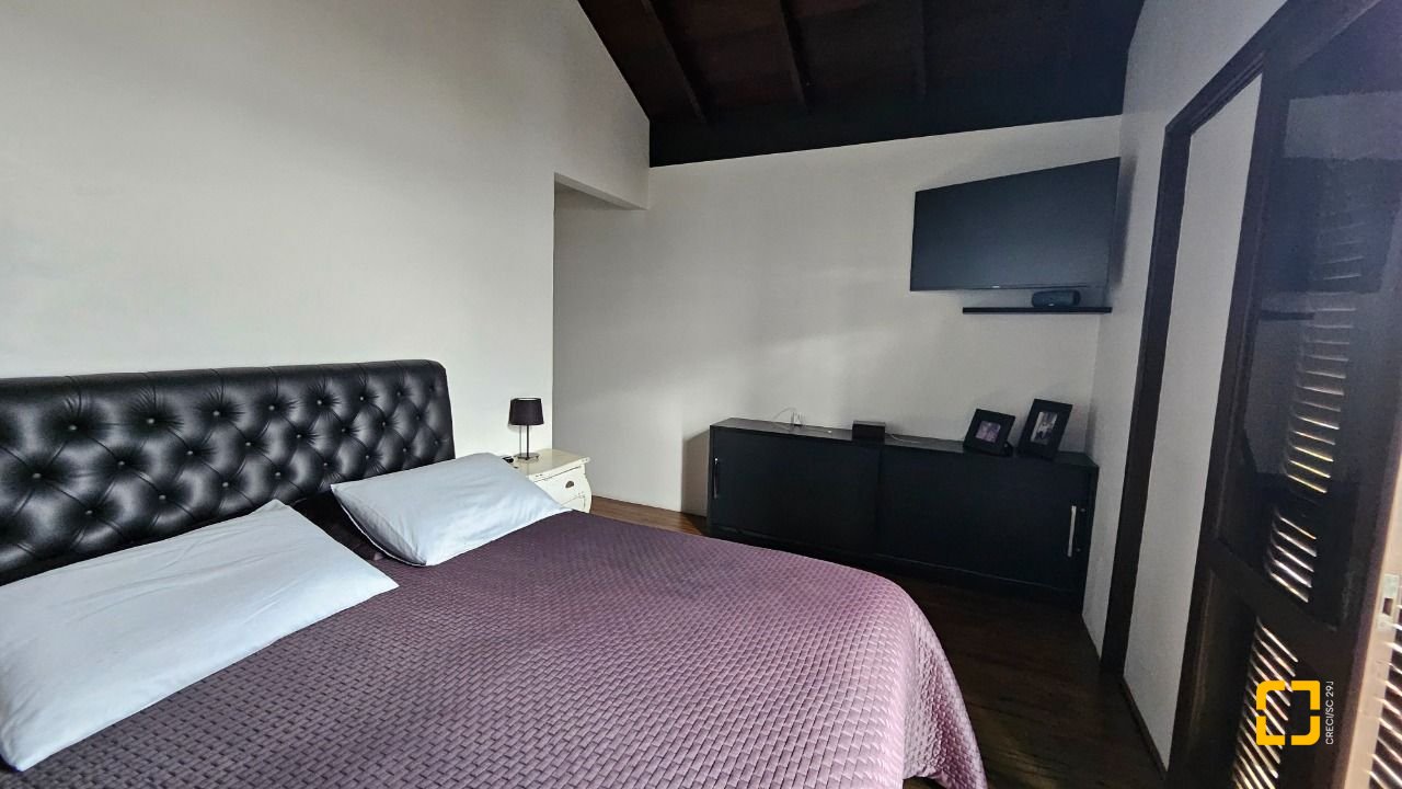 Casa com 269m², 8 quartos (sendo 4 suítes), 4 garagens, no bairro Centro em Florianópolis