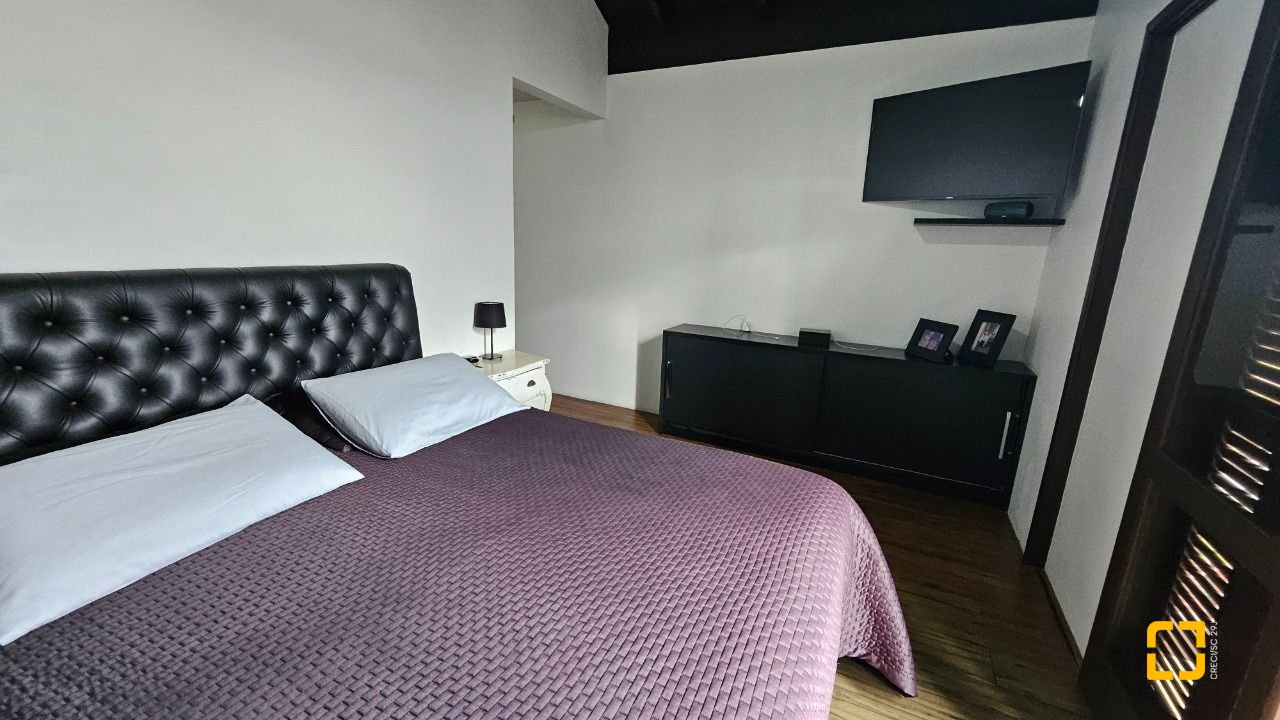 Casa com 269m², 8 quartos (sendo 4 suítes), 4 garagens, no bairro Centro em Florianópolis