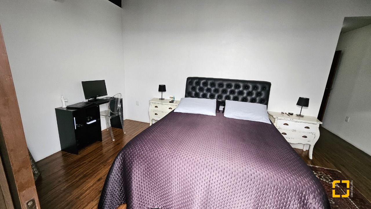 Casa com 269m², 8 quartos (sendo 4 suítes), 4 garagens, no bairro Centro em Florianópolis