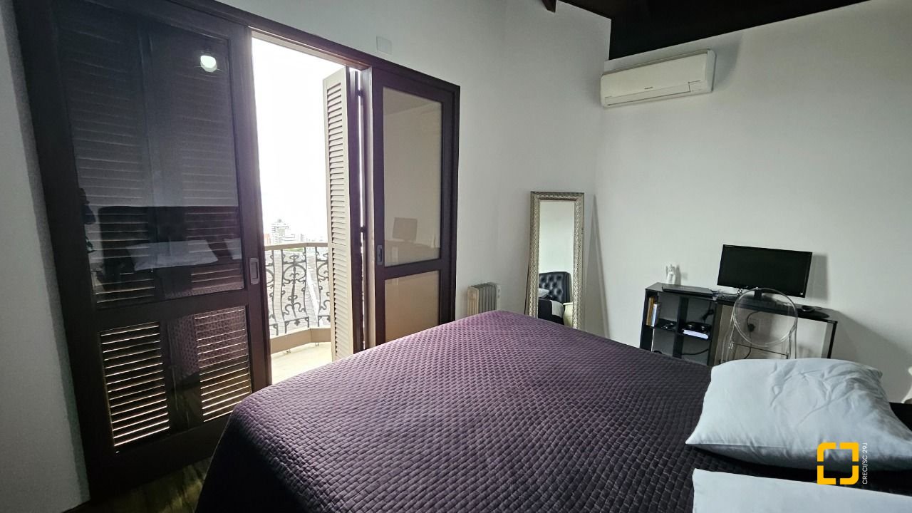 Casa com 269m², 8 quartos (sendo 4 suítes), 4 garagens, no bairro Centro em Florianópolis