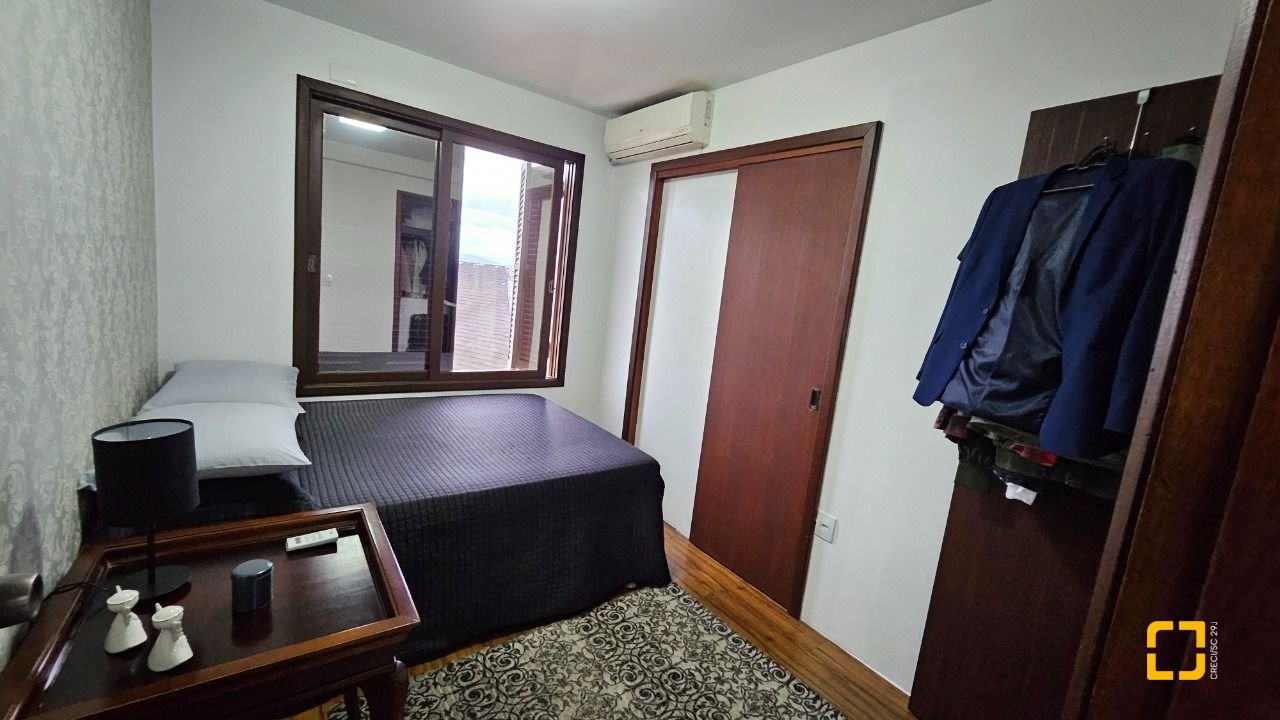 Casa com 269m², 8 quartos (sendo 4 suítes), 4 garagens, no bairro Centro em Florianópolis