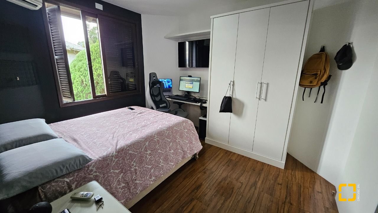 Casa com 269m², 8 quartos (sendo 4 suítes), 4 garagens, no bairro Centro em Florianópolis