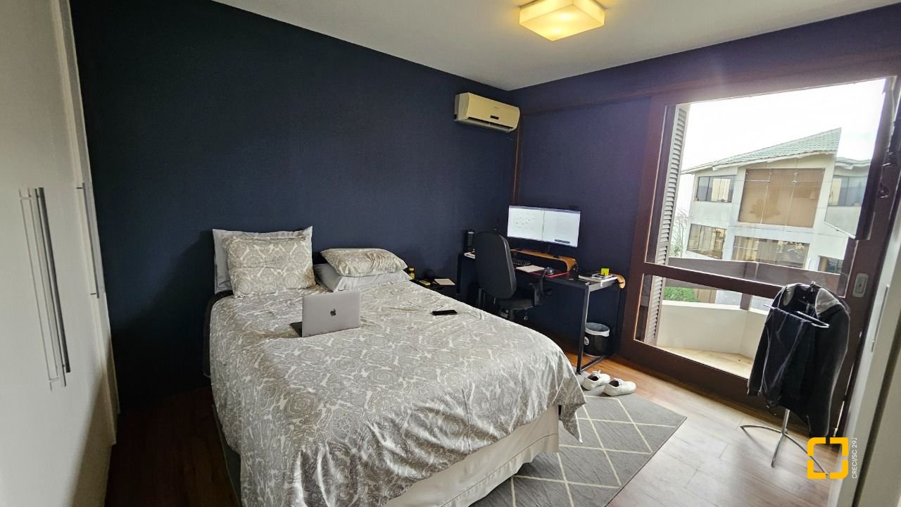 Casa com 269m², 8 quartos (sendo 4 suítes), 4 garagens, no bairro Centro em Florianópolis