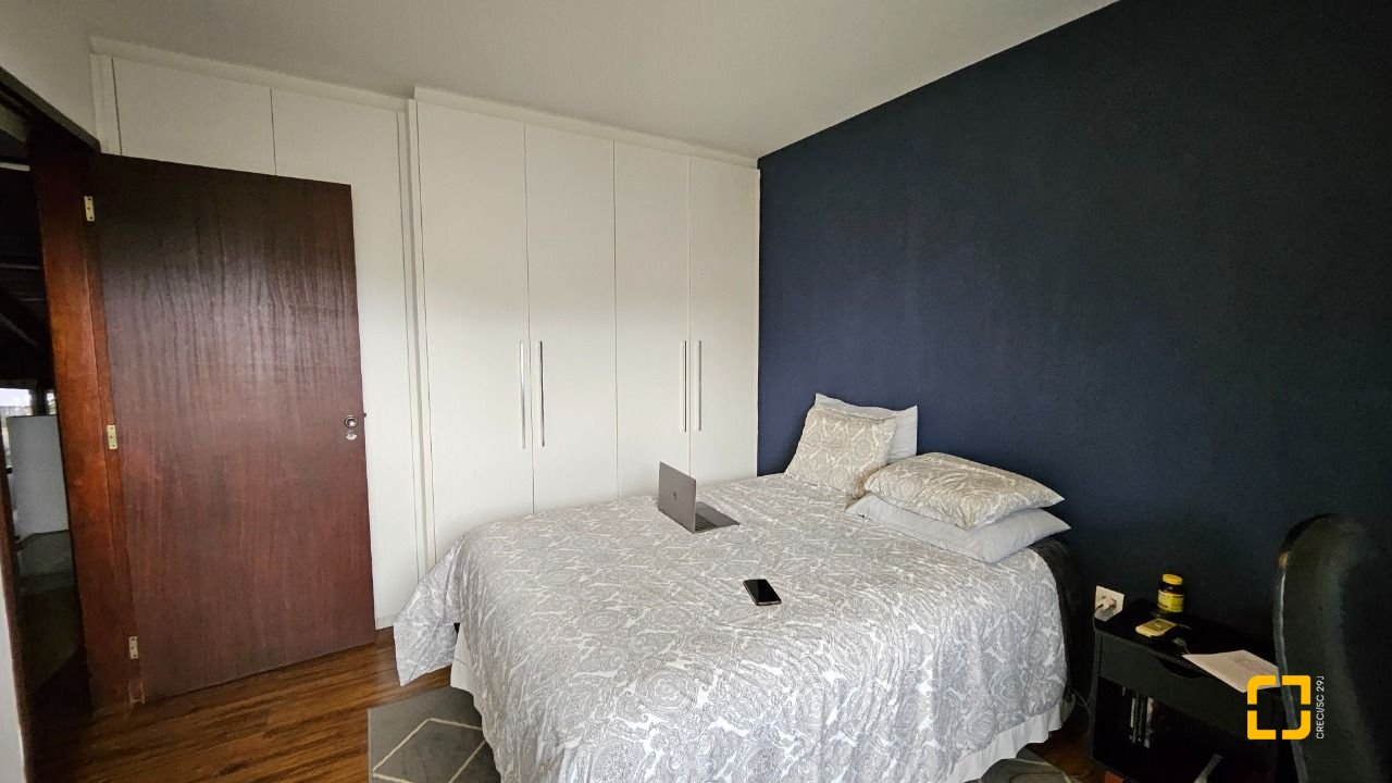 Casa com 269m², 8 quartos (sendo 4 suítes), 4 garagens, no bairro Centro em Florianópolis