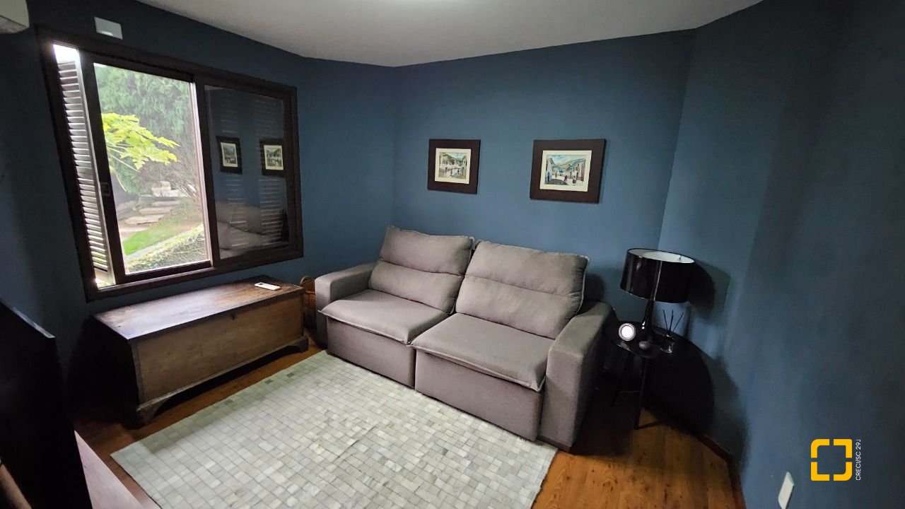 Casa com 269m², 8 quartos (sendo 4 suítes), 4 garagens, no bairro Centro em Florianópolis