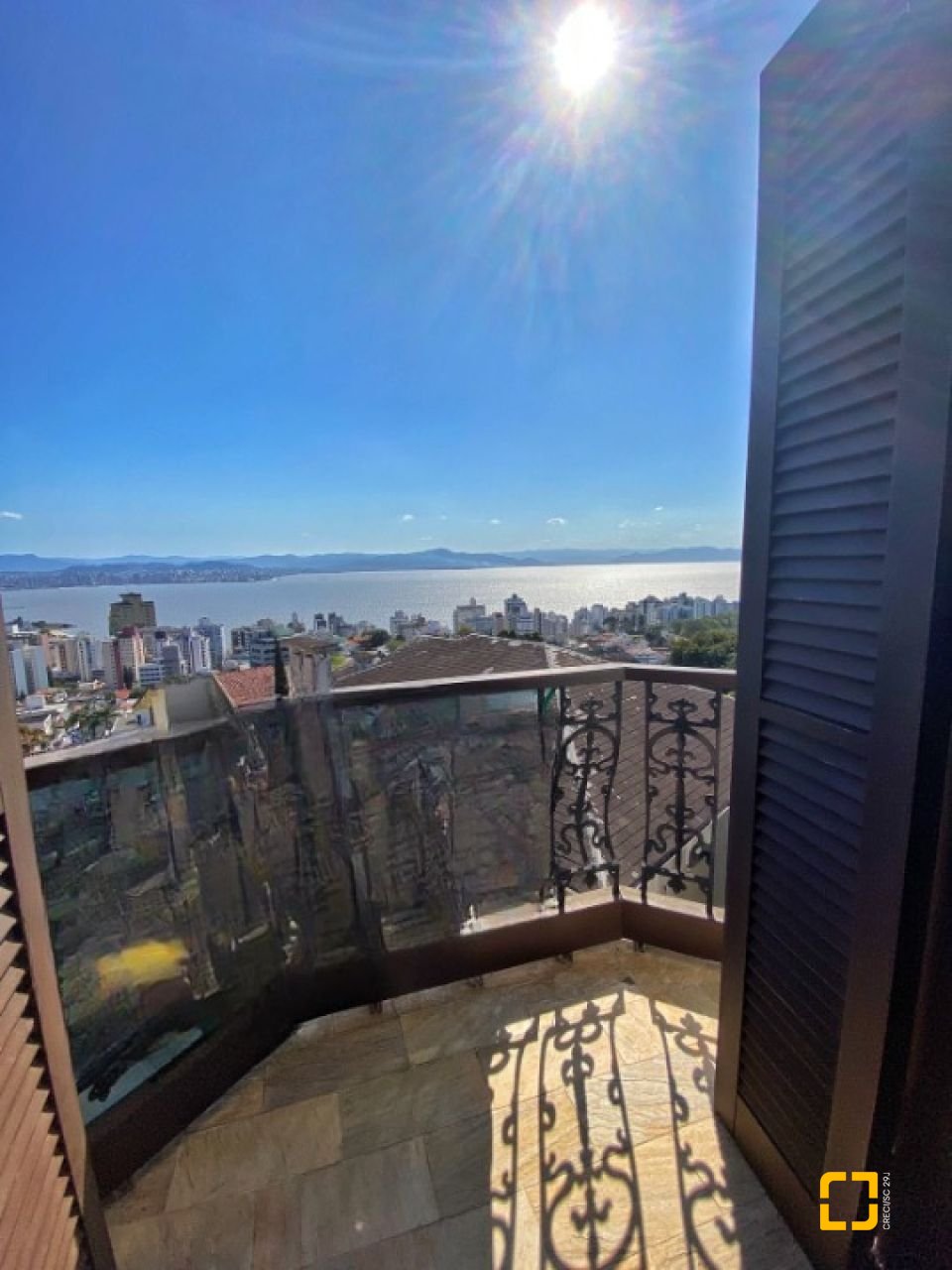 Casa com 269m², 8 quartos (sendo 4 suítes), 4 garagens, no bairro Centro em Florianópolis