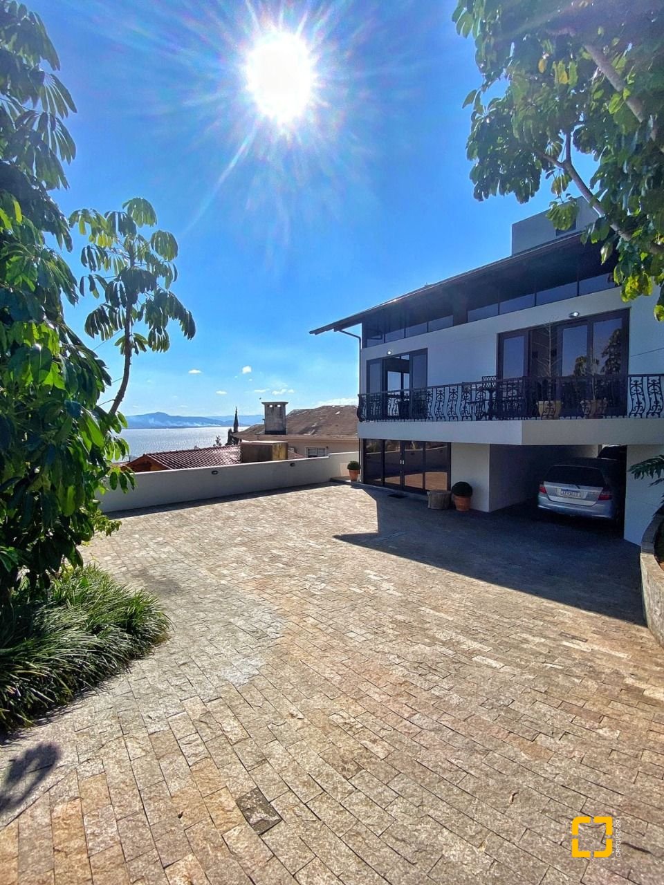 Casa com 269m², 8 quartos (sendo 4 suítes), 4 garagens, no bairro Centro em Florianópolis