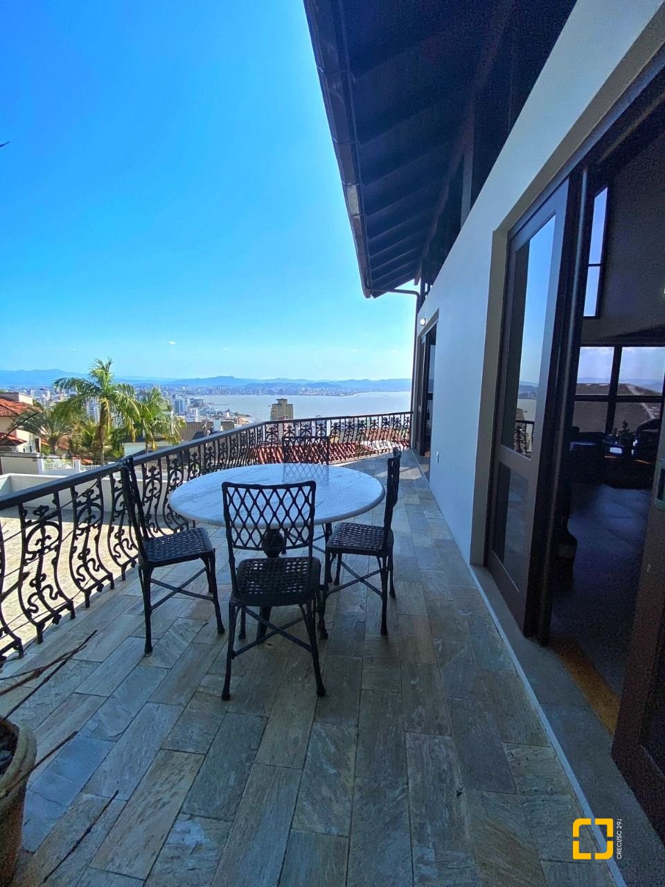 Casa com 269m², 8 quartos (sendo 4 suítes), 4 garagens, no bairro Centro em Florianópolis