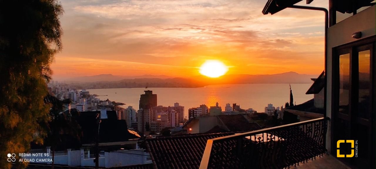 Casa com 269m², 8 quartos (sendo 4 suítes), 4 garagens, no bairro Centro em Florianópolis