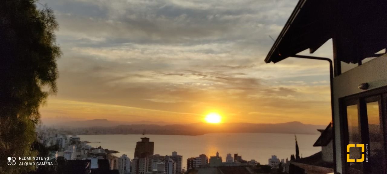Casa com 269m², 8 quartos (sendo 4 suítes), 4 garagens, no bairro Centro em Florianópolis
