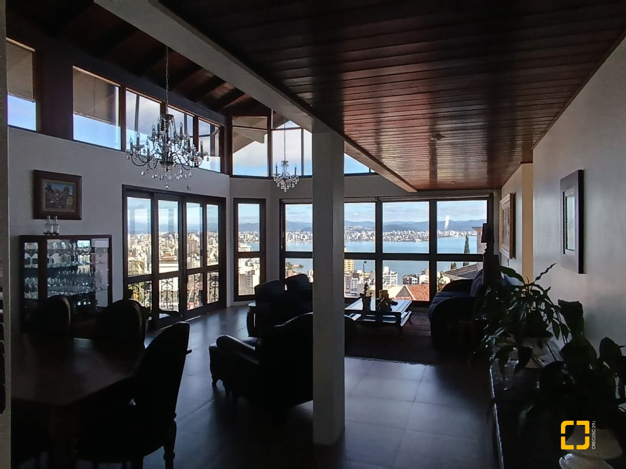 Casa com 269m², 8 quartos (sendo 4 suítes), 4 garagens, no bairro Centro em Florianópolis