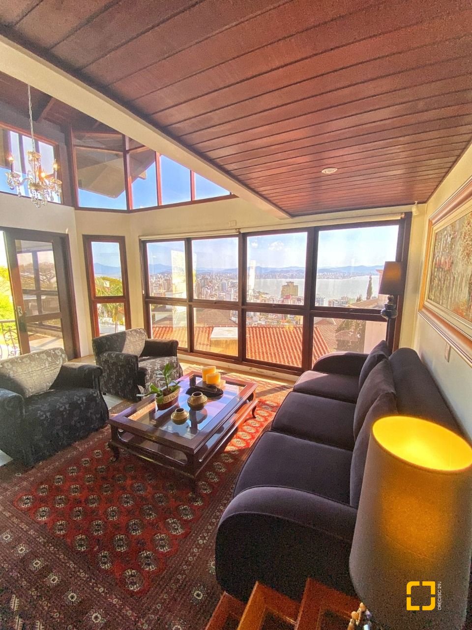 Casa com 269m², 8 quartos (sendo 4 suítes), 4 garagens, no bairro Centro em Florianópolis