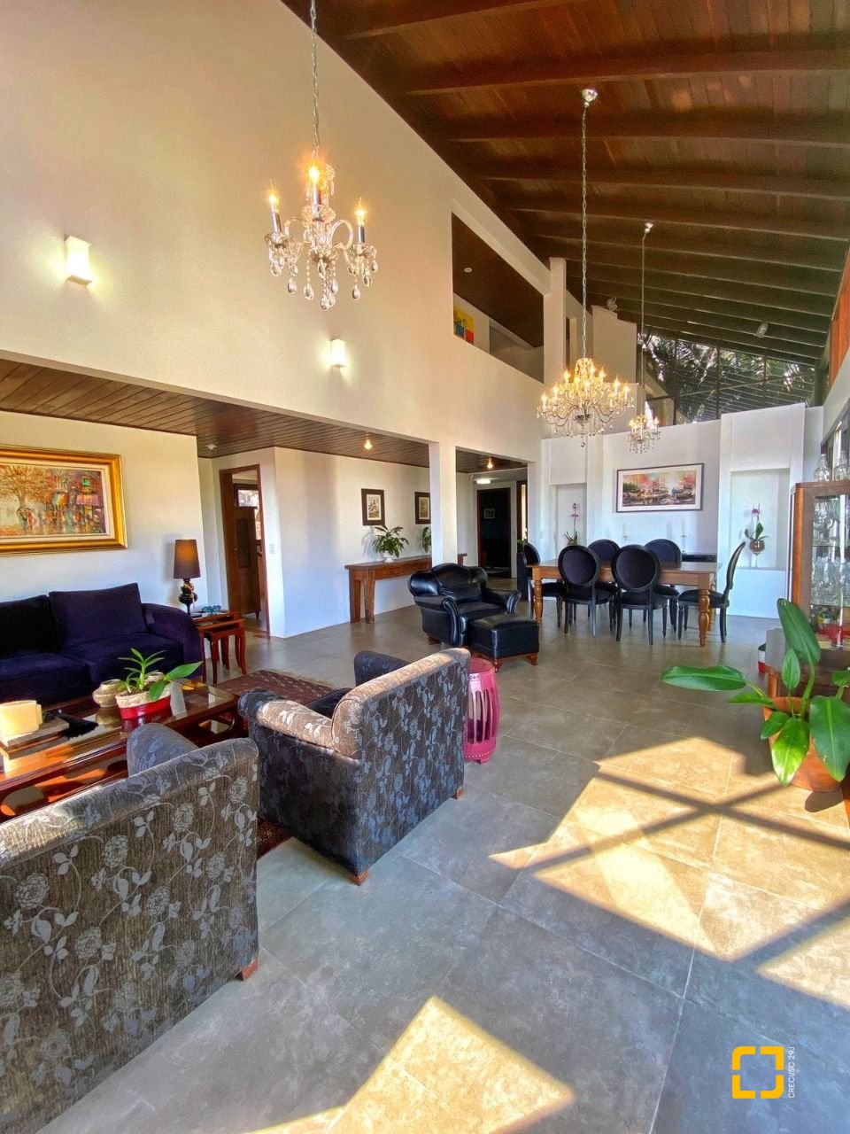 Casa com 269m², 8 quartos (sendo 4 suítes), 4 garagens, no bairro Centro em Florianópolis