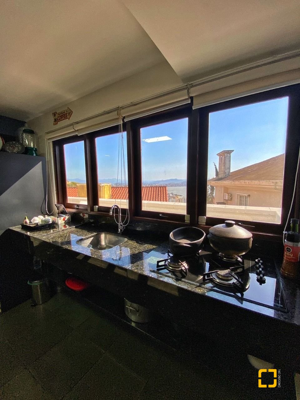 Casa com 269m², 8 quartos (sendo 4 suítes), 4 garagens, no bairro Centro em Florianópolis