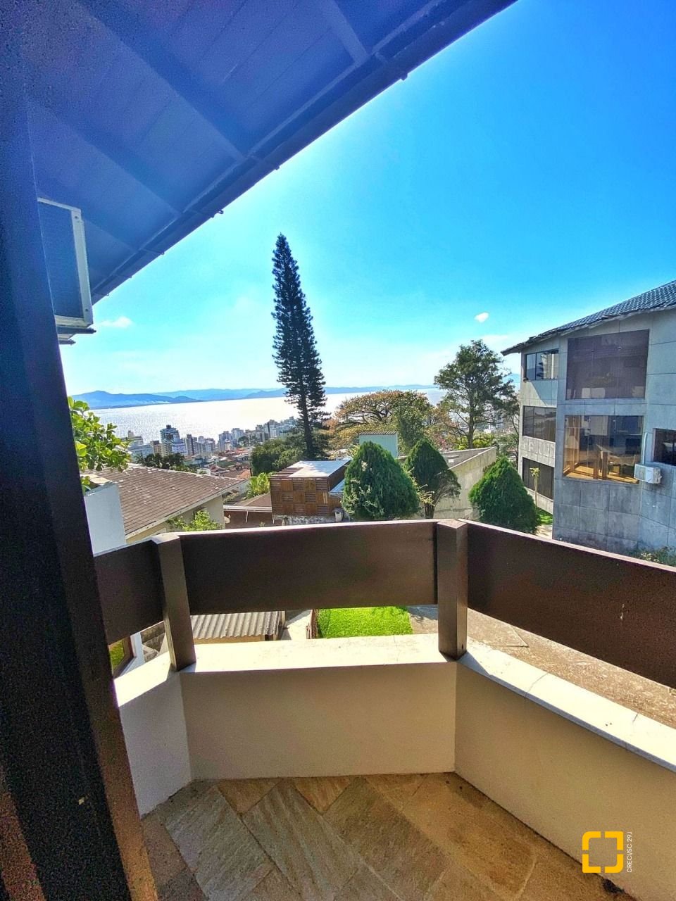 Casa com 269m², 8 quartos (sendo 4 suítes), 4 garagens, no bairro Centro em Florianópolis