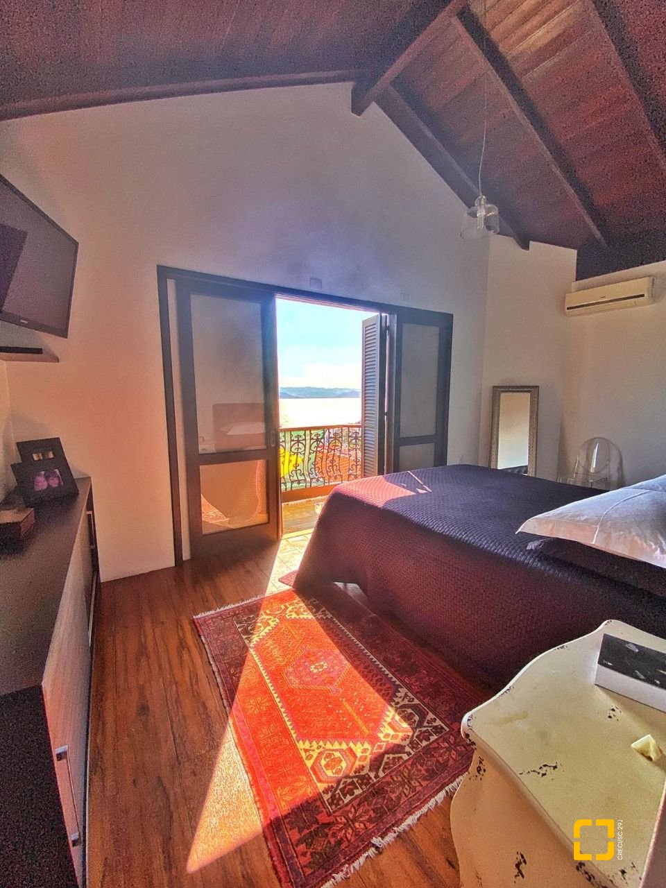Casa com 269m², 8 quartos (sendo 4 suítes), 4 garagens, no bairro Centro em Florianópolis