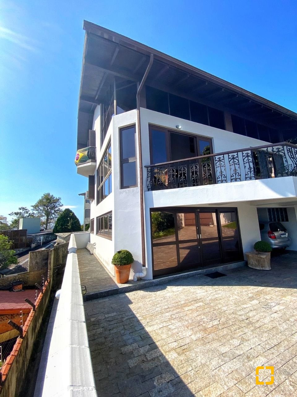 Casa com 269m², 8 quartos (sendo 4 suítes), 4 garagens, no bairro Centro em Florianópolis