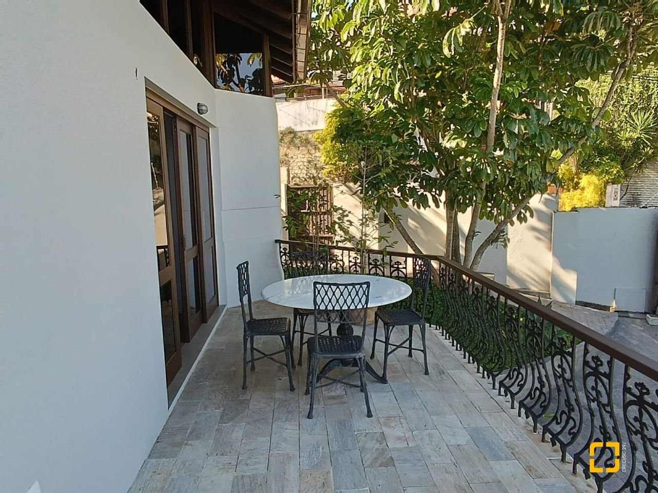 Casa com 269m², 8 quartos (sendo 4 suítes), 4 garagens, no bairro Centro em Florianópolis