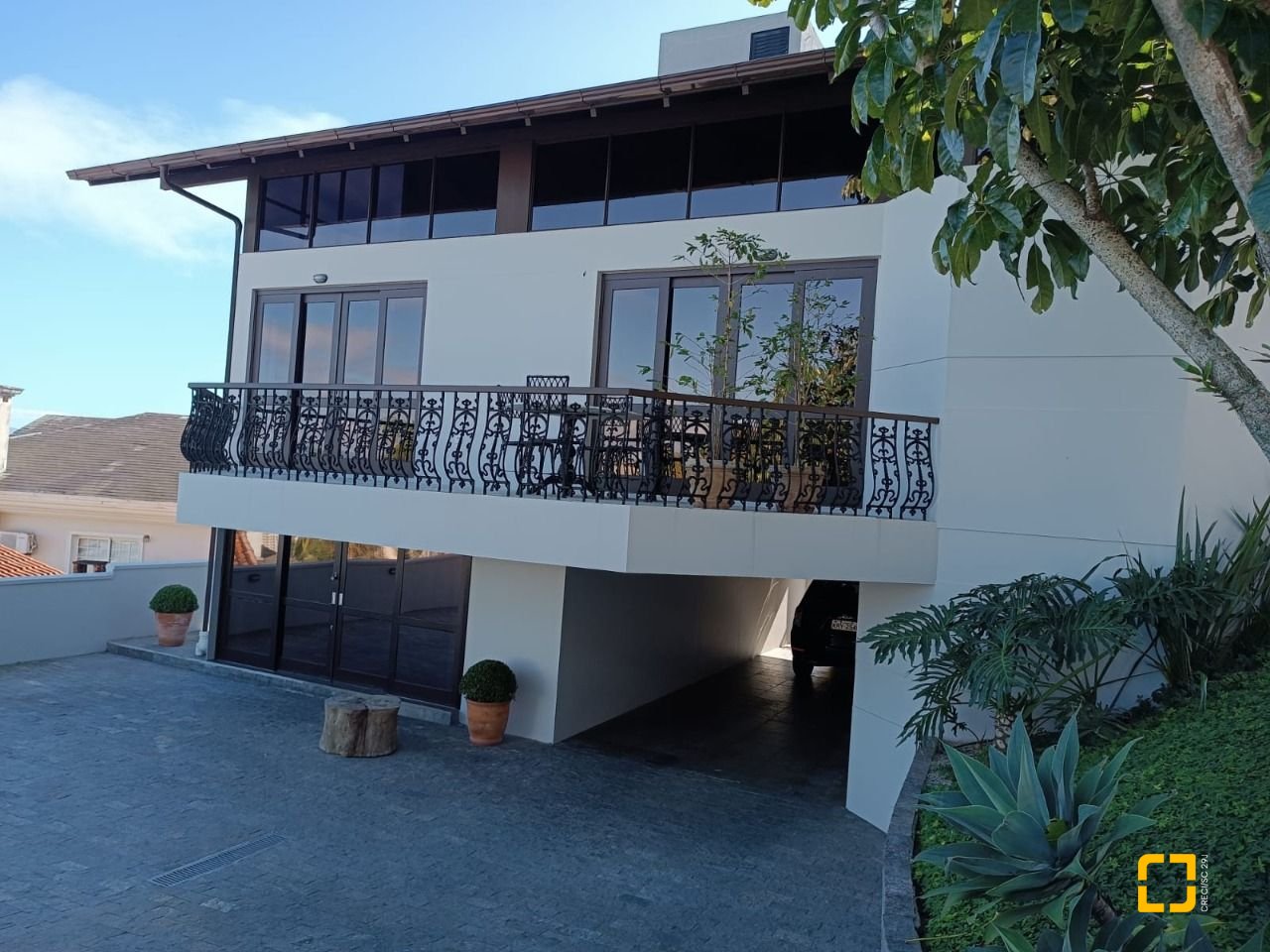 Casa com 269m², 8 quartos (sendo 4 suítes), 4 garagens, no bairro Centro em Florianópolis
