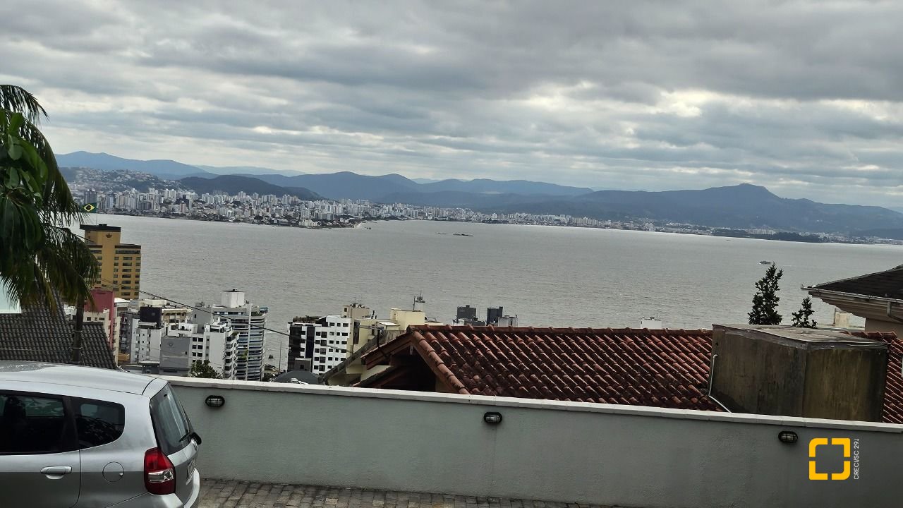 Casa com 269m², 8 quartos (sendo 4 suítes), 4 garagens, no bairro Centro em Florianópolis