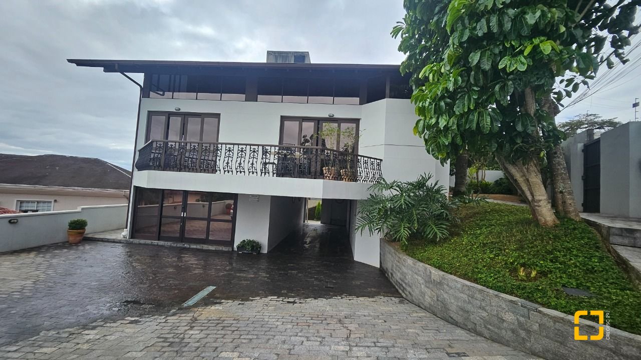 Casa com 269m², 8 quartos (sendo 4 suítes), 4 garagens, no bairro Centro em Florianópolis