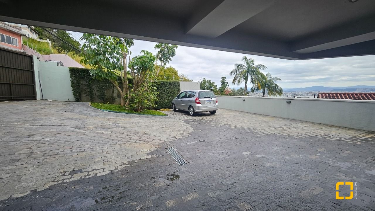 Casa com 269m², 8 quartos (sendo 4 suítes), 4 garagens, no bairro Centro em Florianópolis