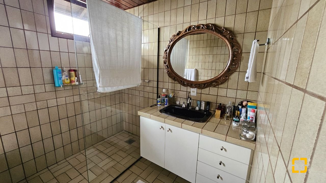 Casa com 269m², 8 quartos (sendo 4 suítes), 4 garagens, no bairro Centro em Florianópolis