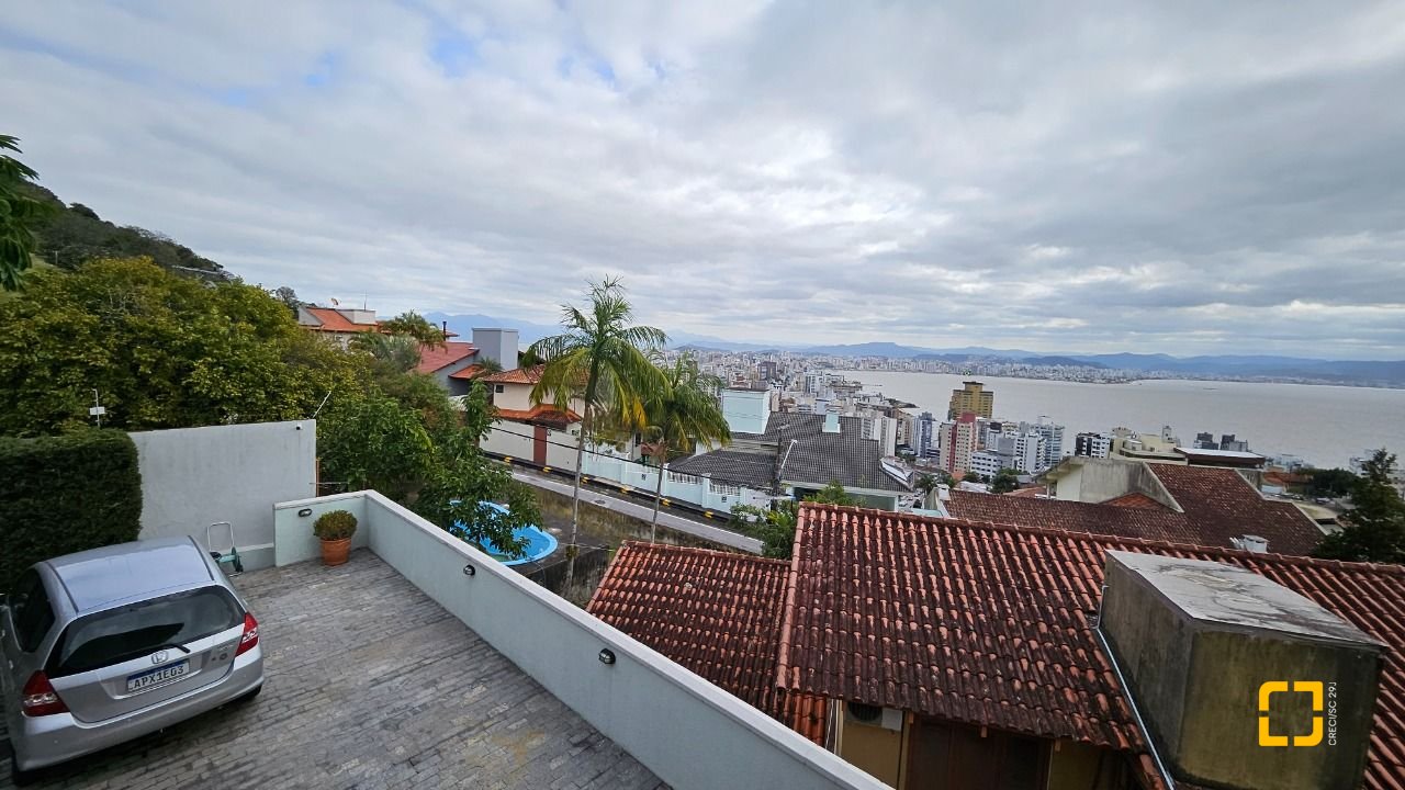 Casa com 269m², 8 quartos (sendo 4 suítes), 4 garagens, no bairro Centro em Florianópolis