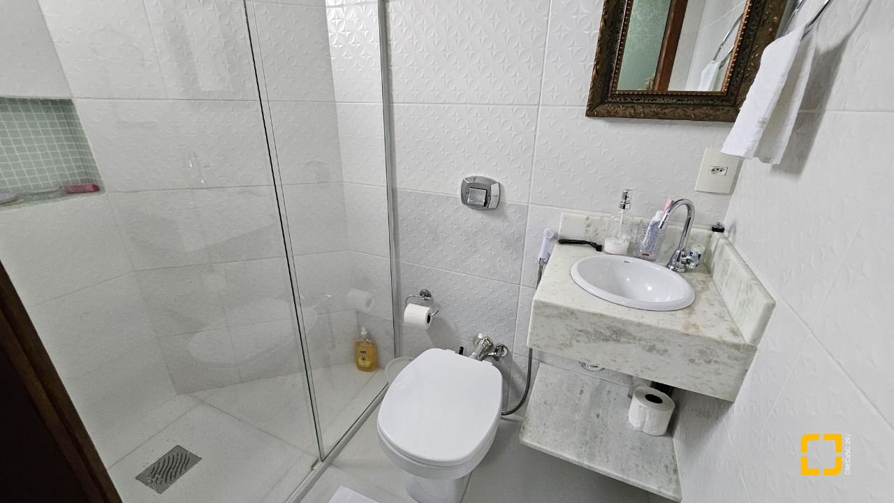 Casa com 269m², 8 quartos (sendo 4 suítes), 4 garagens, no bairro Centro em Florianópolis