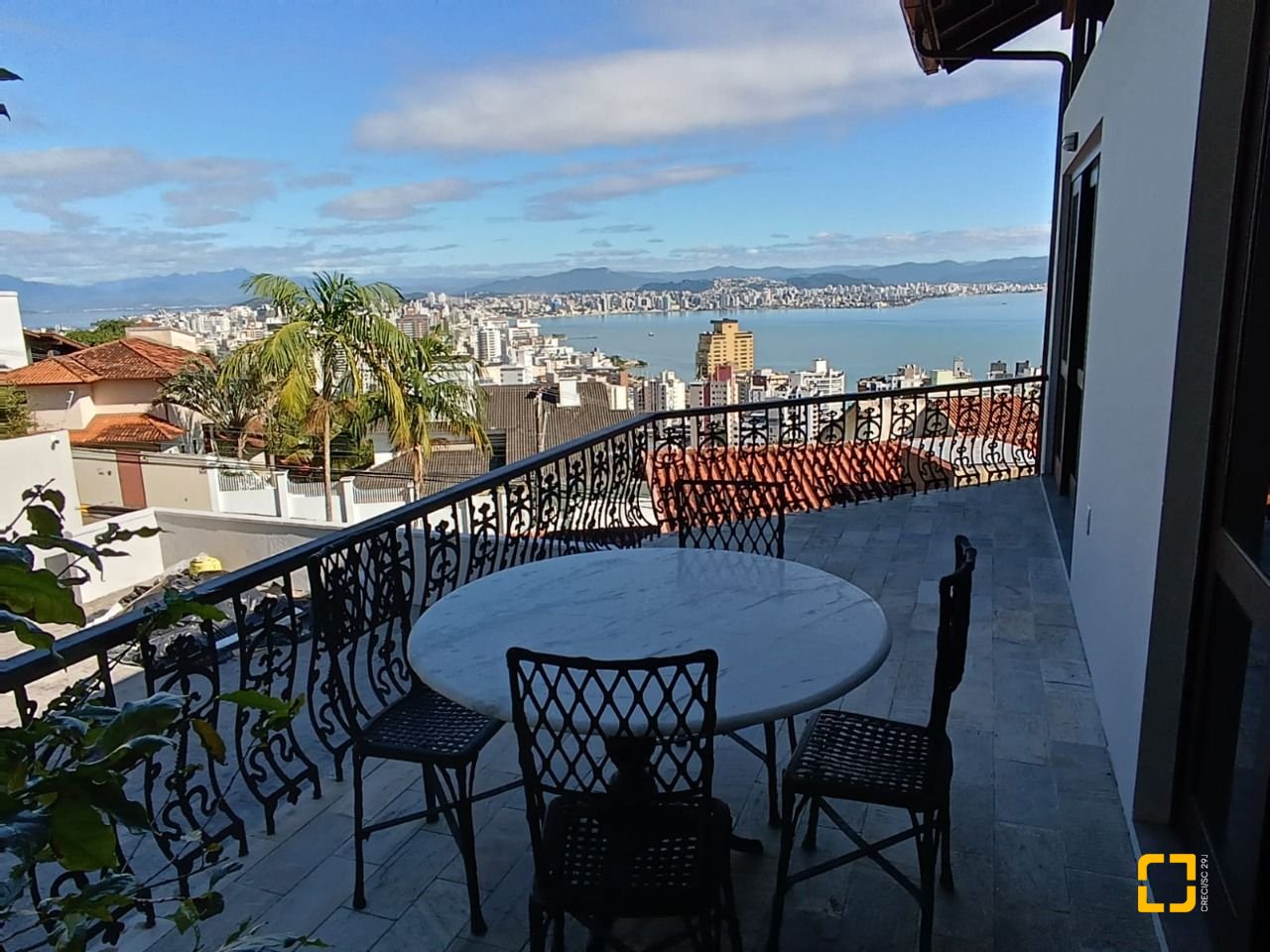 Casa com 269m², 8 quartos (sendo 4 suítes), 4 garagens, no bairro Centro em Florianópolis
