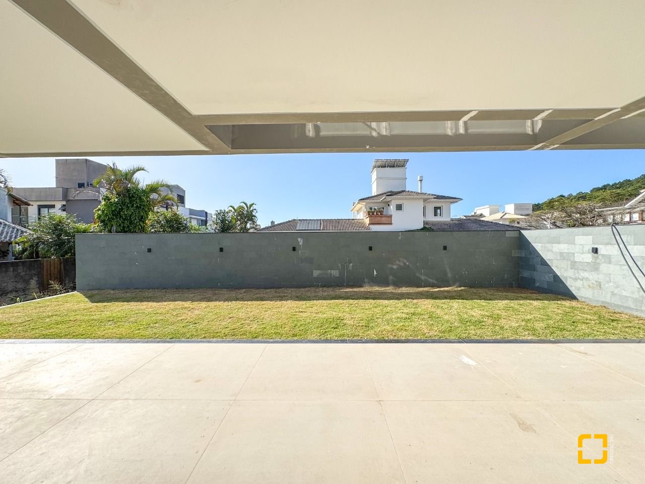 Casa com 225m², 6 quartos (sendo 3 suítes), 4 garagens, no bairro Jurerê em Florianópolis
