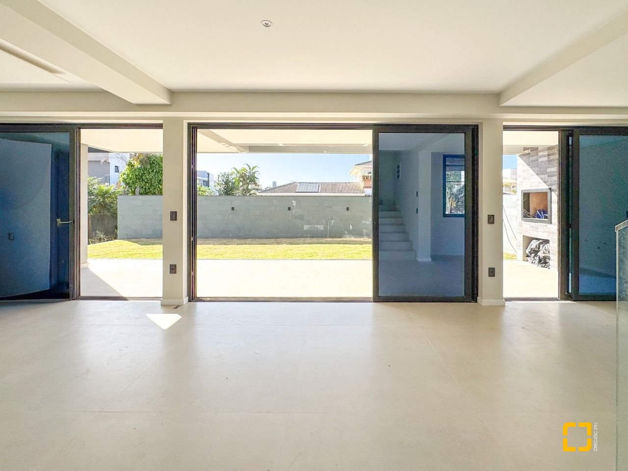 Casa com 225m², 6 quartos (sendo 3 suítes), 4 garagens, no bairro Jurerê em Florianópolis