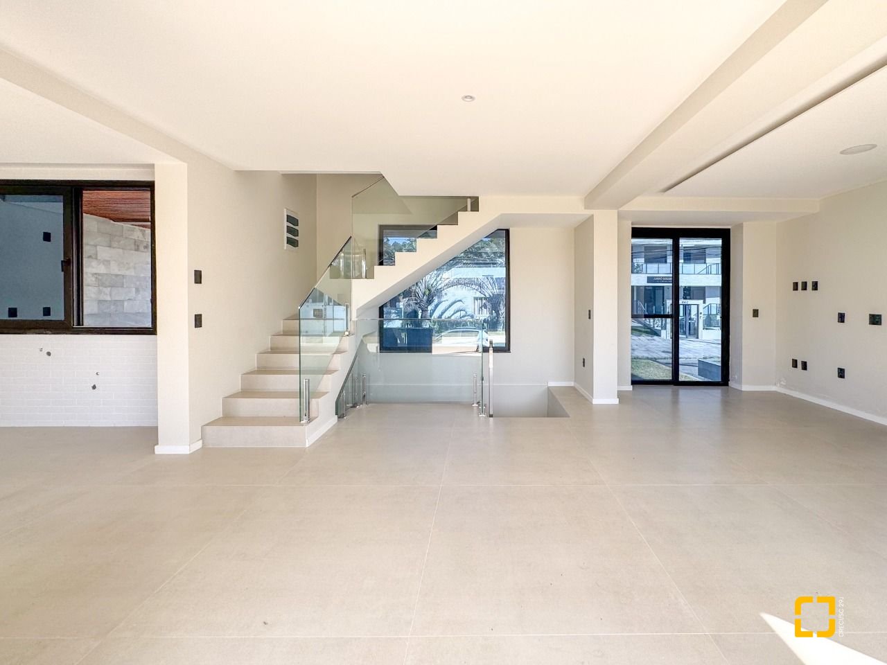 Casa com 225m², 6 quartos (sendo 3 suítes), 4 garagens, no bairro Jurerê em Florianópolis