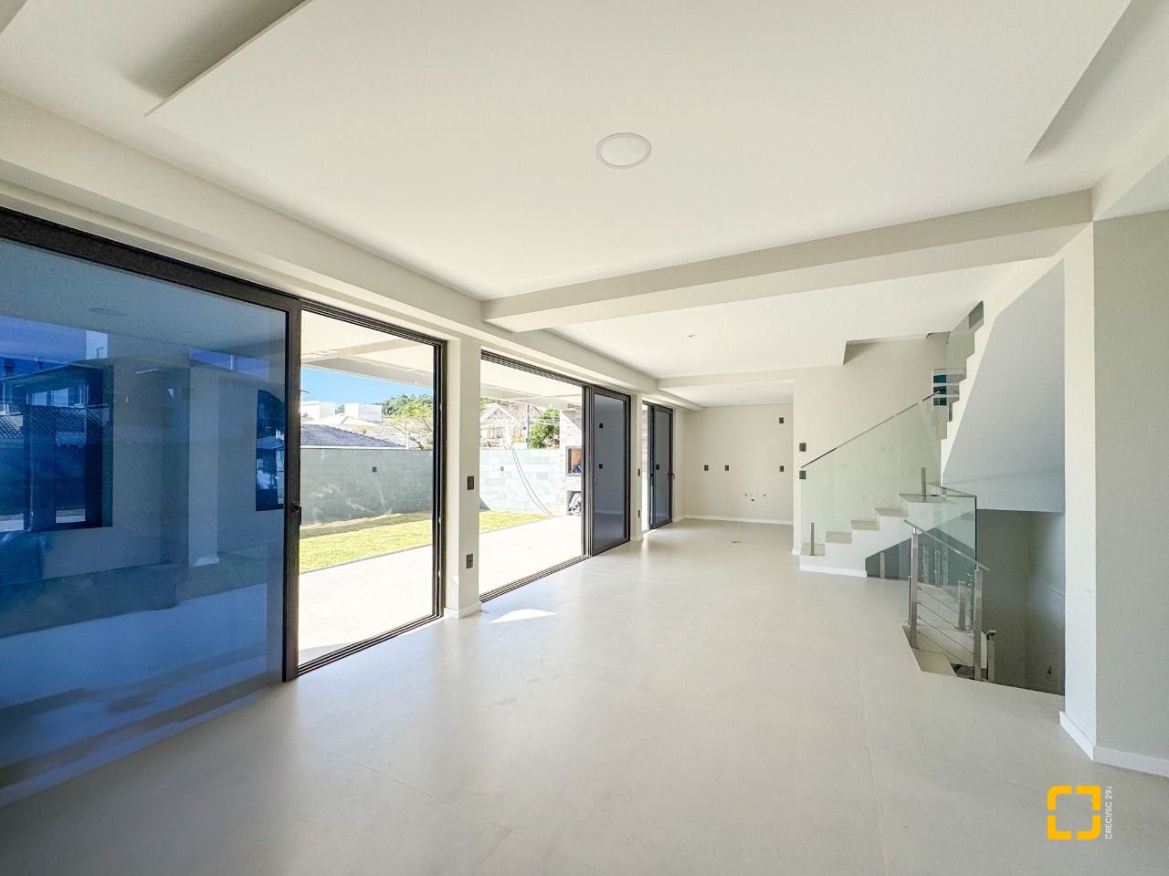 Casa com 225m², 6 quartos (sendo 3 suítes), 4 garagens, no bairro Jurerê em Florianópolis