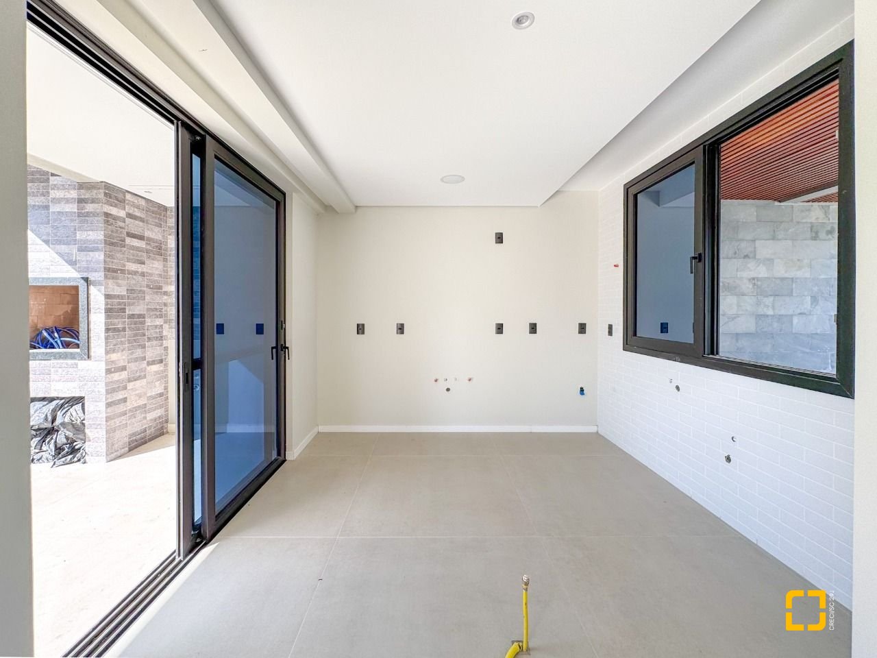 Casa com 225m², 6 quartos (sendo 3 suítes), 4 garagens, no bairro Jurerê em Florianópolis