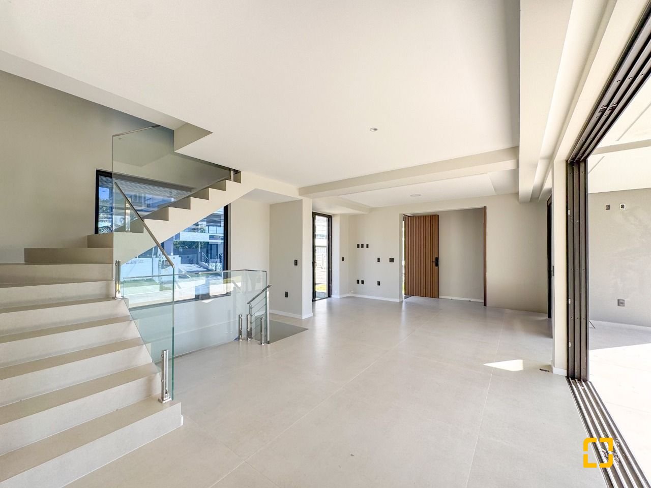 Casa com 225m², 6 quartos (sendo 3 suítes), 4 garagens, no bairro Jurerê em Florianópolis