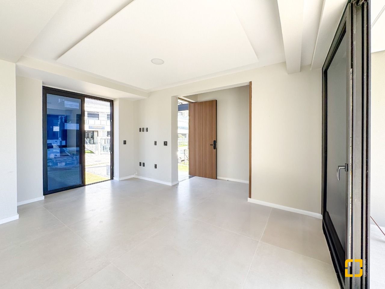 Casa com 225m², 6 quartos (sendo 3 suítes), 4 garagens, no bairro Jurerê em Florianópolis