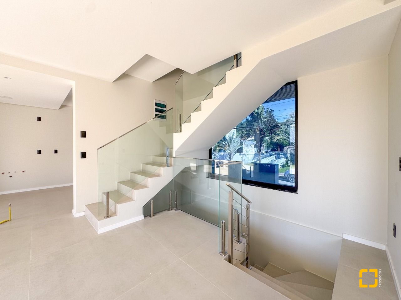 Casa com 225m², 6 quartos (sendo 3 suítes), 4 garagens, no bairro Jurerê em Florianópolis
