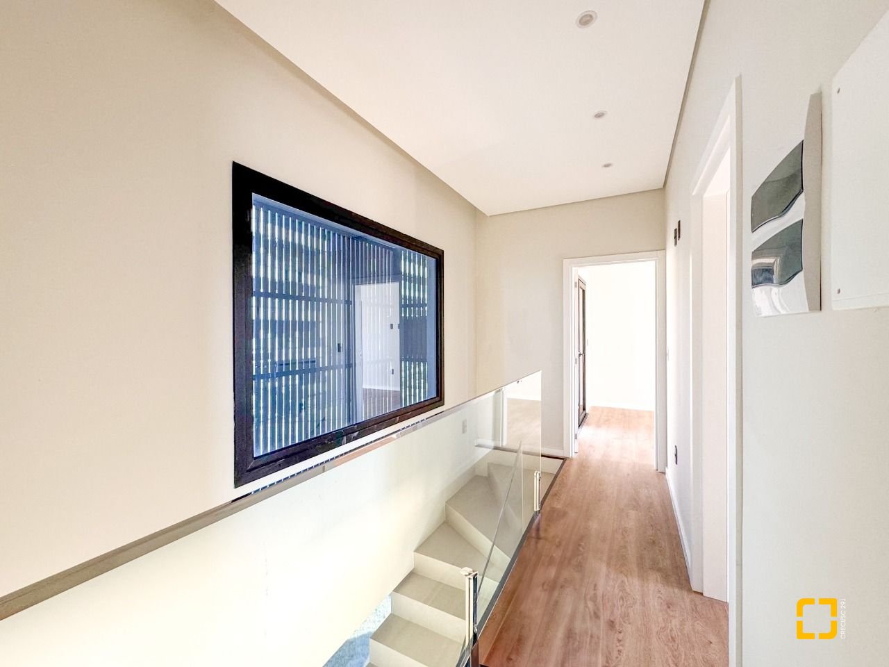 Casa com 225m², 6 quartos (sendo 3 suítes), 4 garagens, no bairro Jurerê em Florianópolis