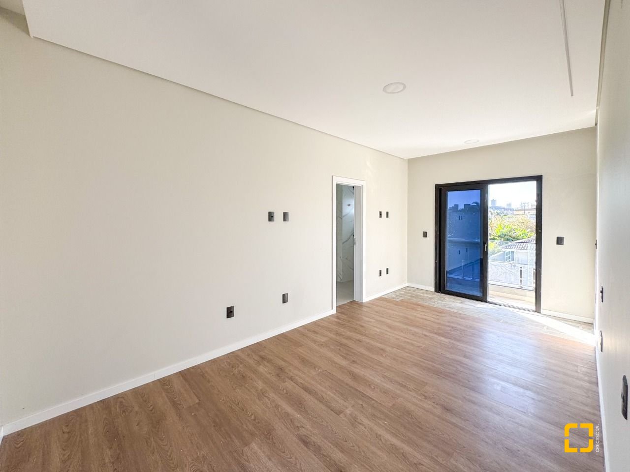 Casa com 225m², 6 quartos (sendo 3 suítes), 4 garagens, no bairro Jurerê em Florianópolis