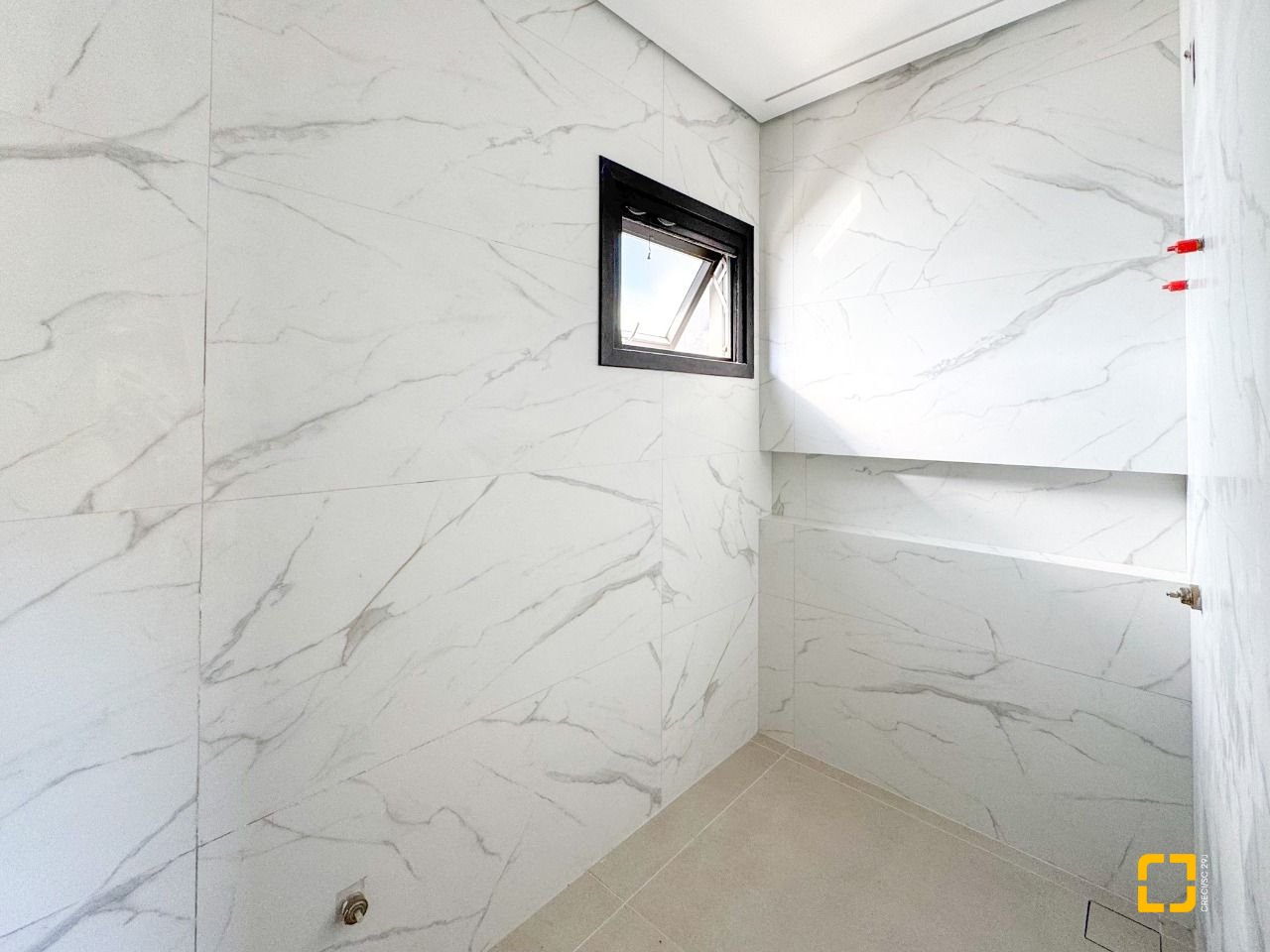 Casa com 225m², 6 quartos (sendo 3 suítes), 4 garagens, no bairro Jurerê em Florianópolis