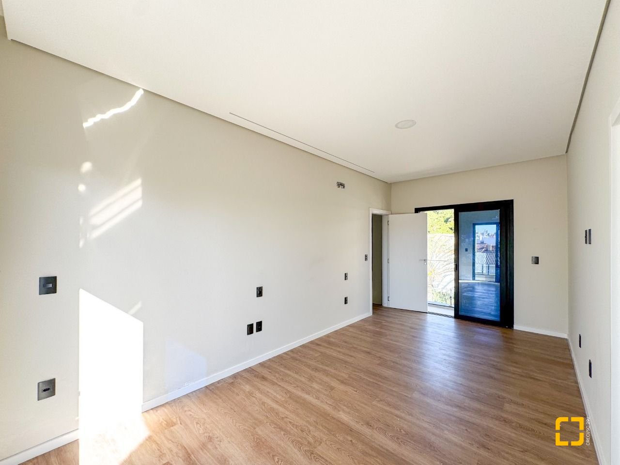 Casa com 225m², 6 quartos (sendo 3 suítes), 4 garagens, no bairro Jurerê em Florianópolis