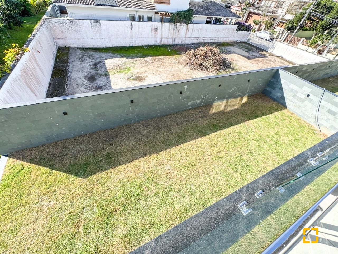 Casa com 225m², 6 quartos (sendo 3 suítes), 4 garagens, no bairro Jurerê em Florianópolis