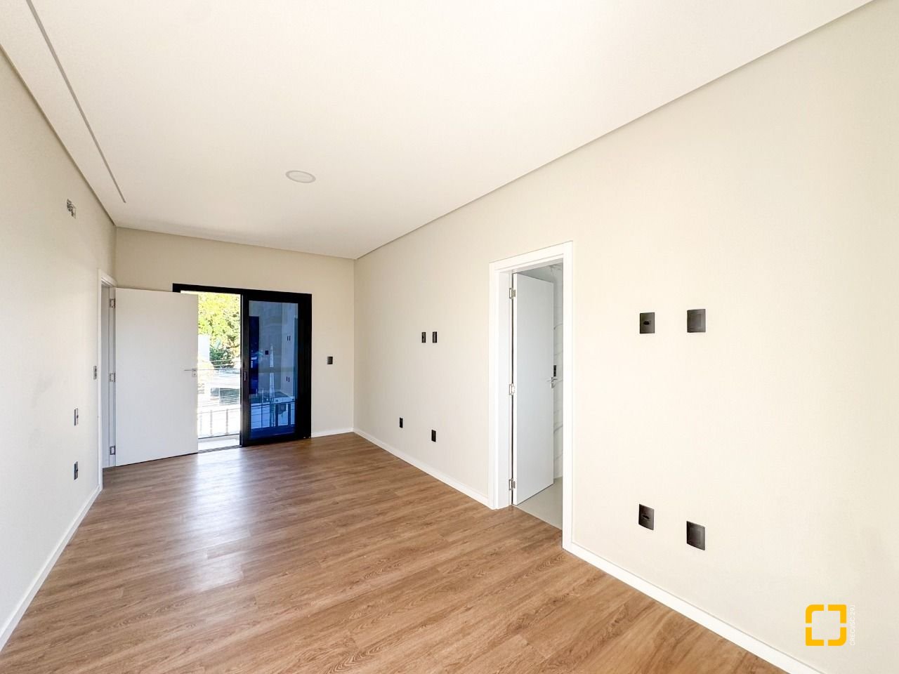Casa com 225m², 6 quartos (sendo 3 suítes), 4 garagens, no bairro Jurerê em Florianópolis