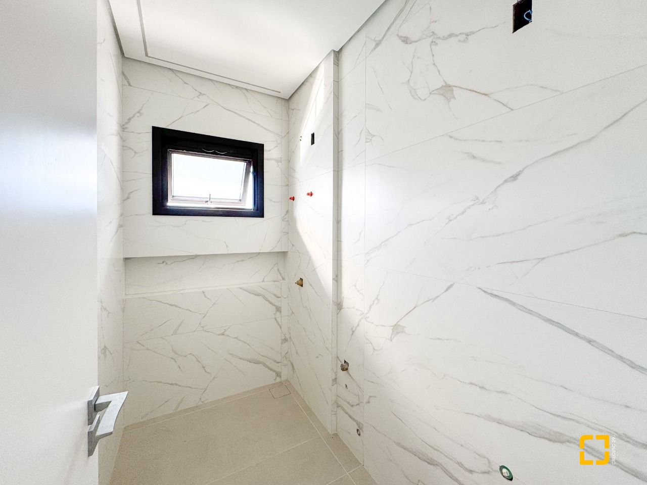 Casa com 225m², 6 quartos (sendo 3 suítes), 4 garagens, no bairro Jurerê em Florianópolis